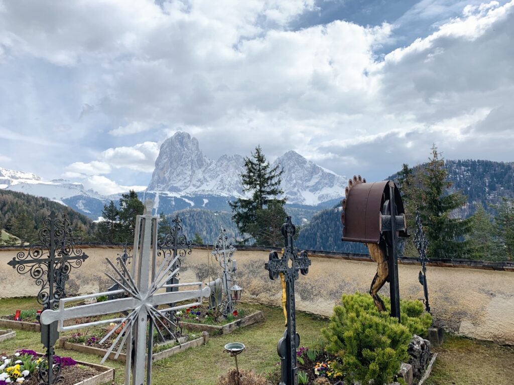 Dolomiti 多洛米提|一句話讓我踏上阿爾卑斯山絕美淨土 - 飄浮。日常 St. Jacobs Church墓園