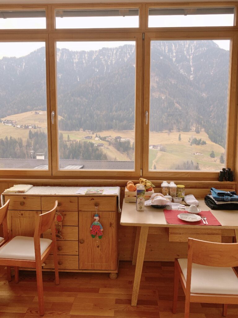 Bolzano|Val Gardena 小膀胱求生指南 - 飄浮。日常 BnB家的窗景