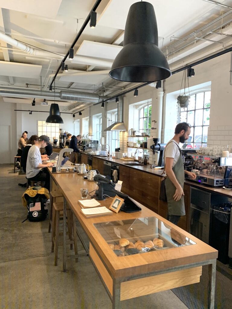 Copenhagen|再見丹麥,趕飛機也要喝一杯The Coffee Collective - 飄浮。日常 Coffee Collective_吧台
