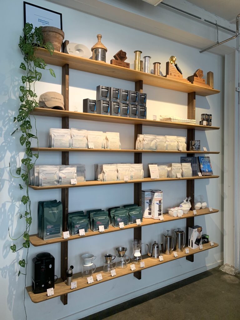 Copenhagen|再見丹麥,趕飛機也要喝一杯The Coffee Collective - 飄浮。日常 Coffee Collective_陳列架