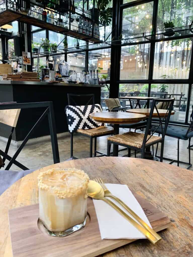 Bangkok|曼谷 Sa-Ti Handcraft Coffee,隱身Ari區的小綠洲 - 飄浮。日常 花生焦糖拿鐵