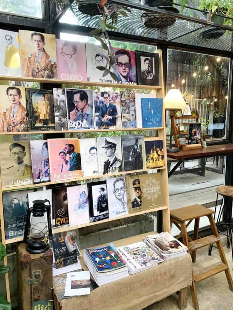 Bangkok|曼谷 Sa-Ti Handcraft Coffee,隱身Ari區的小綠洲 - 飄浮。日常 Sa-Ti Handcraft Coffee_雜誌架