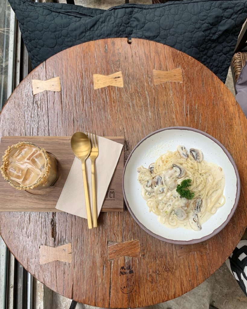 Bangkok|曼谷 Sa-Ti Handcraft Coffee,隱身Ari區的小綠洲 - 飄浮。日常 蘑菇白醬義大利麵