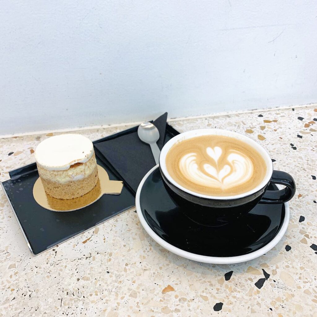 Berlin|Five Elephant Coffee & Cake 遇見柏林熊 - 飄浮。日常 Five Elephant_卡布奇諾+起司塔