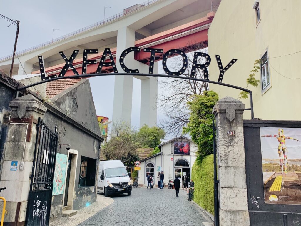 Lisbon|LxFactory - 走入 Ler Devagar 里斯本超酷書店 - 飄浮。日常 LX Factory_大門入口