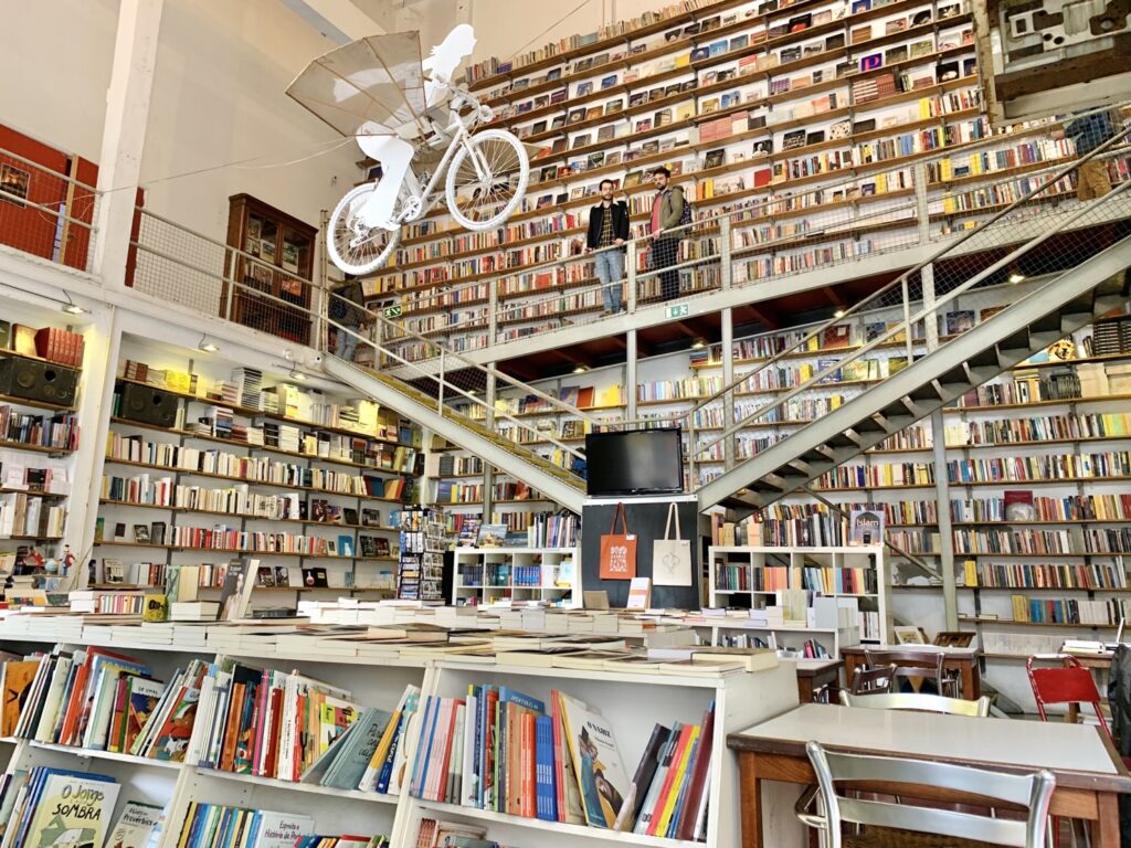 Lisbon|LxFactory - 走入 Ler Devagar 里斯本超酷書店 - 飄浮。日常 Ler Devagar書店_1樓