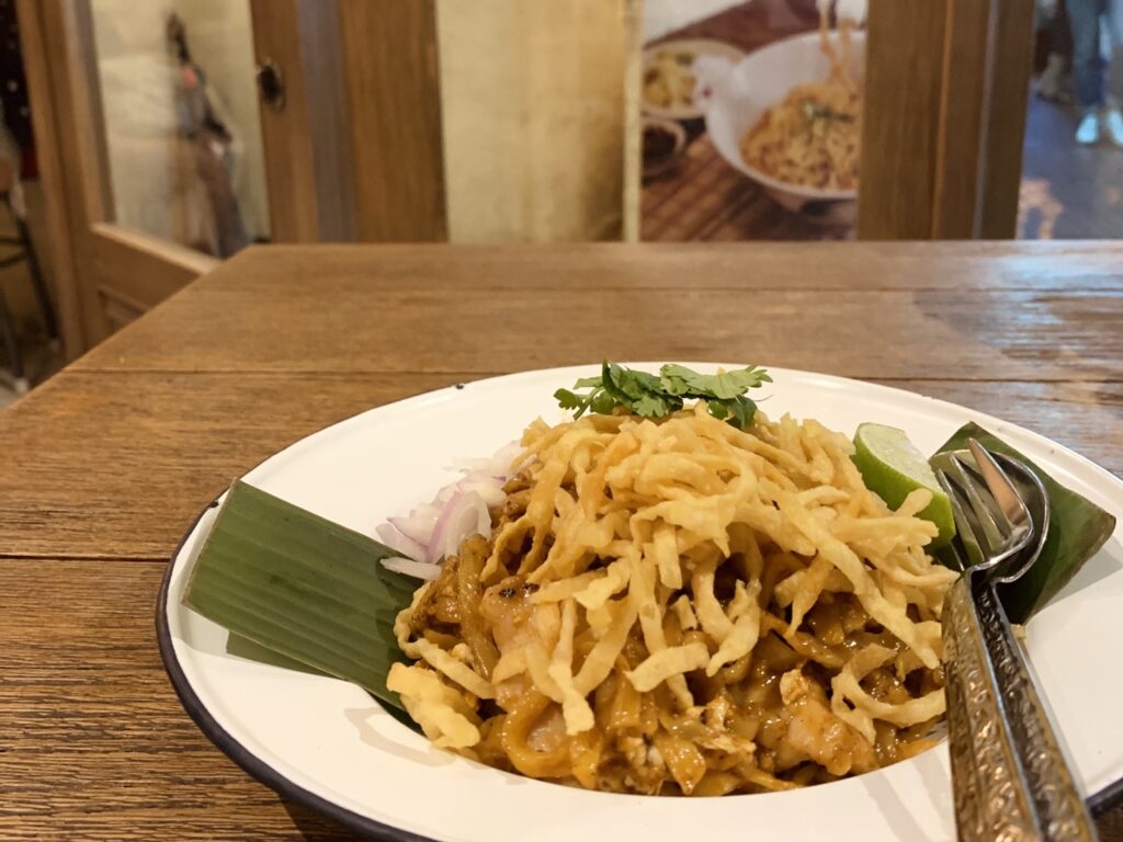 Bangkok|曼谷Ari吃什麼?Clay Bangkok 異國料理餐廳 - 飄浮。日常 Ongtong Khaosoi_泰北咖哩麵