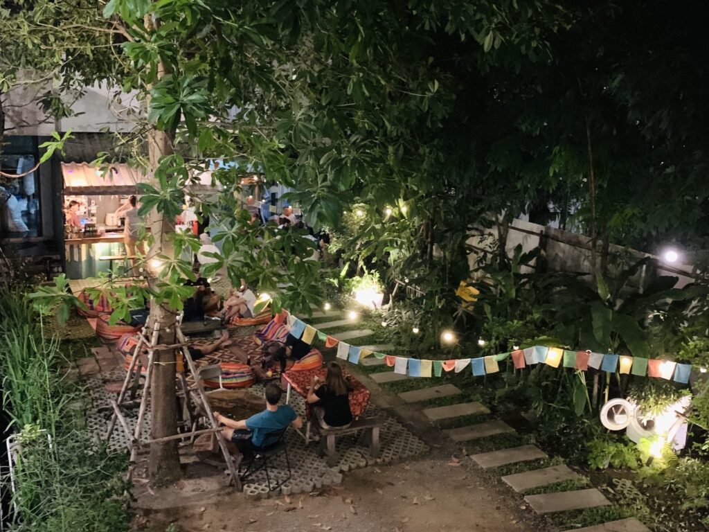 Bangkok|The Yard Hostel 曼谷貨櫃屋青旅,遇見理想青旅的典型 - 飄浮。日常 The Yard Hostel_庭院