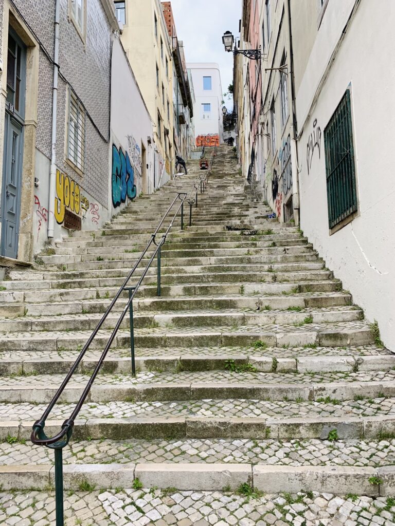 Lisbon|穿梭阿爾法瑪區,里斯本觀景台巡禮 - 飄浮。日常 里斯本_階梯02