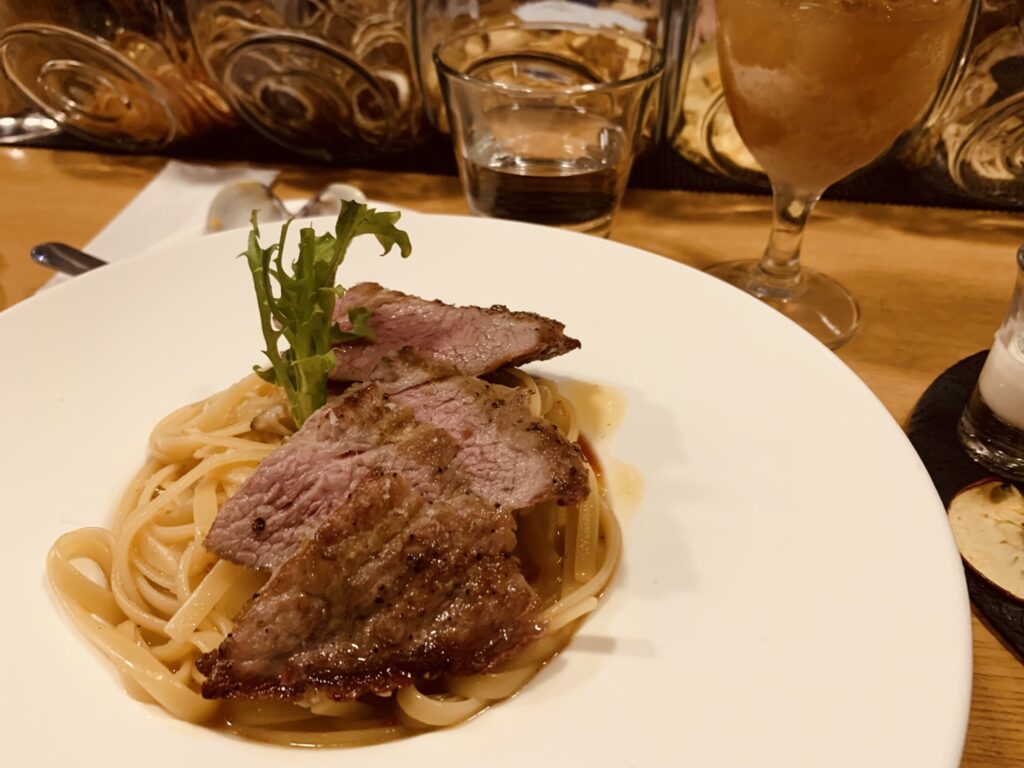 Euphoria酒‧餐|台南微醺夜,衛民街的老宅餐酒館 - 飄浮。日常 Euphoria_泰式酸甜爐烤松阪豬義大利麵