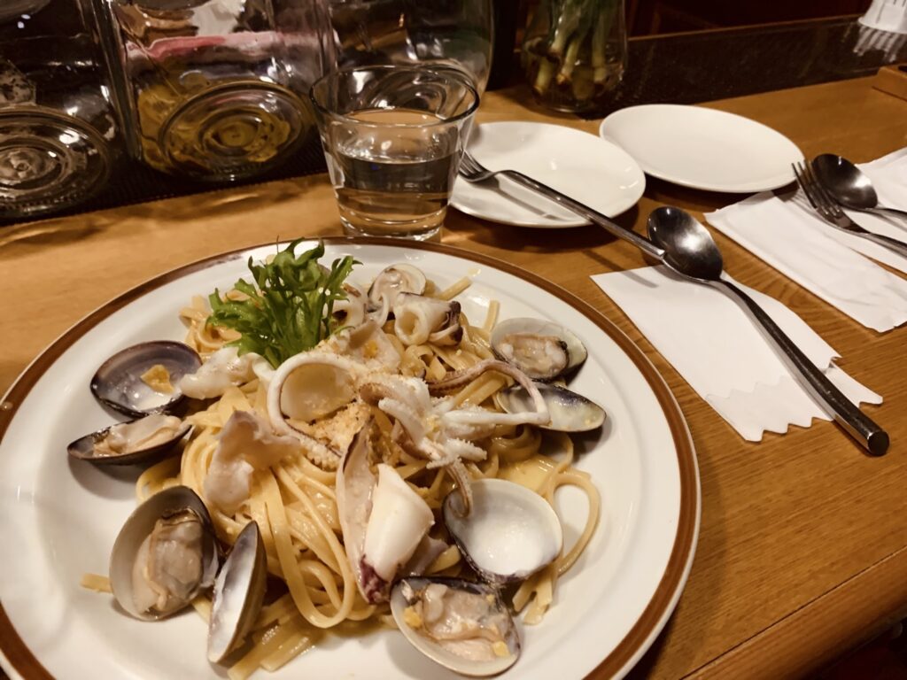 Euphoria酒‧餐|台南微醺夜,衛民街的老宅餐酒館 - 飄浮。日常 Euphoria_金色陽光灑在中卷上義大利麵