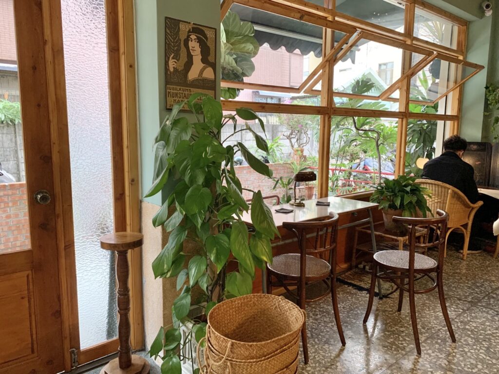 Archers Kitchen 弓箭手|嘉義復古咖啡廳:如果你也是老件迷 - 飄浮。日常 Archers Kitchen 弓箭手_店內03