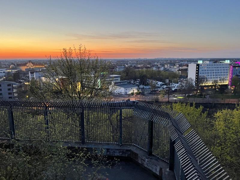 Berlin|柏林追日落 Humboldthain Flak Tower - 飄浮。日常 洪堡海茵公園日落