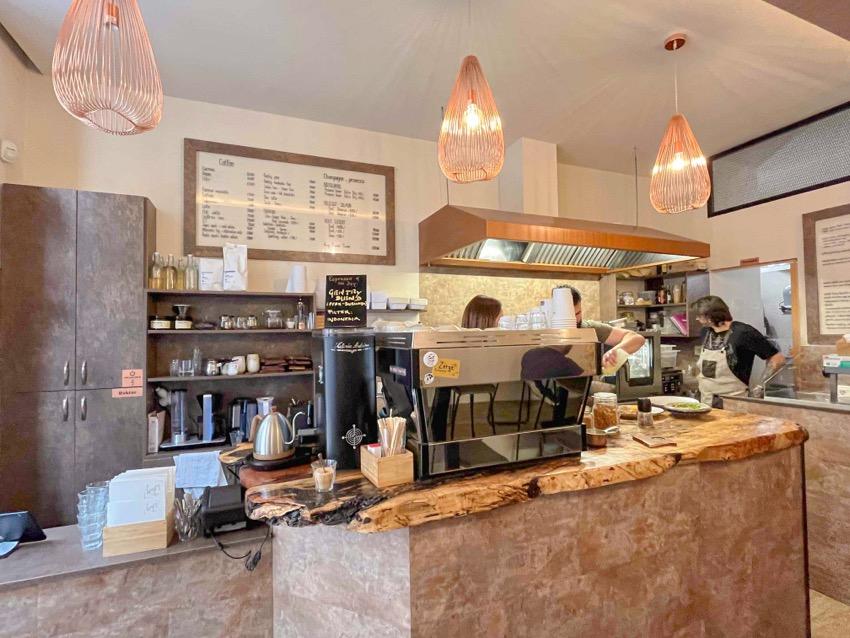 Budapest|Gentry Coffee & Brunch 布達佩斯早午餐,街邊最迷人的風景 - 飄浮。日常 Gentry Coffee & Brunch 吧台