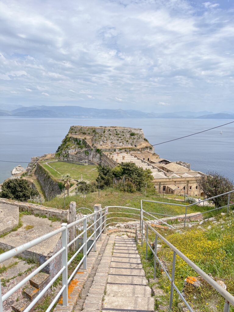 希臘科孚島|Corfu Old Fortress 舊堡壘,山、海、島三個願望一次滿足 - 飄浮。日常 old fortress_老堡壘階梯