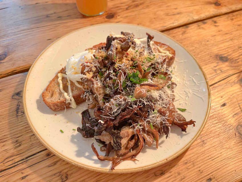 Berlin|Silo Coffee 柏林澳式早午餐,大食怪請進 - 飄浮。日常 Truffle Mushrooms & Eggs on Toast