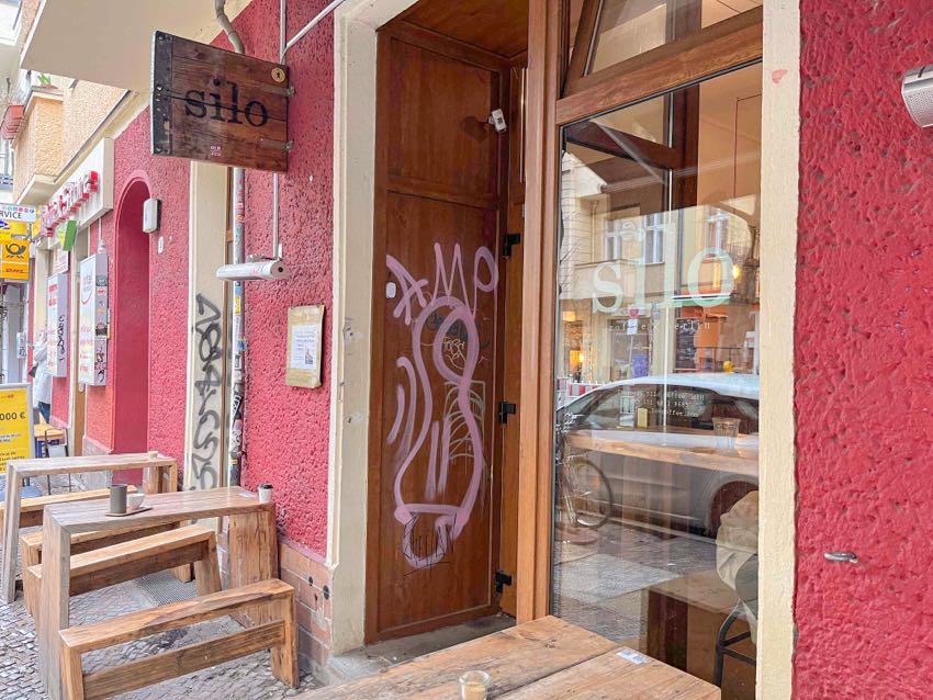 Berlin|Silo Coffee 柏林澳式早午餐,大食怪請進 - 飄浮。日常 Silo Coffee 門口