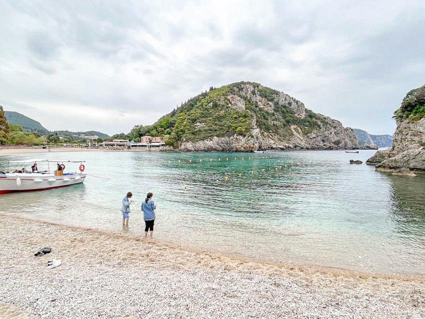 希臘科孚島|Palaiokastritsa 讓人忍不住說聲Mamma Mia的水晶綠海灘 - 飄浮。日常 Agios Spiridon Beach
