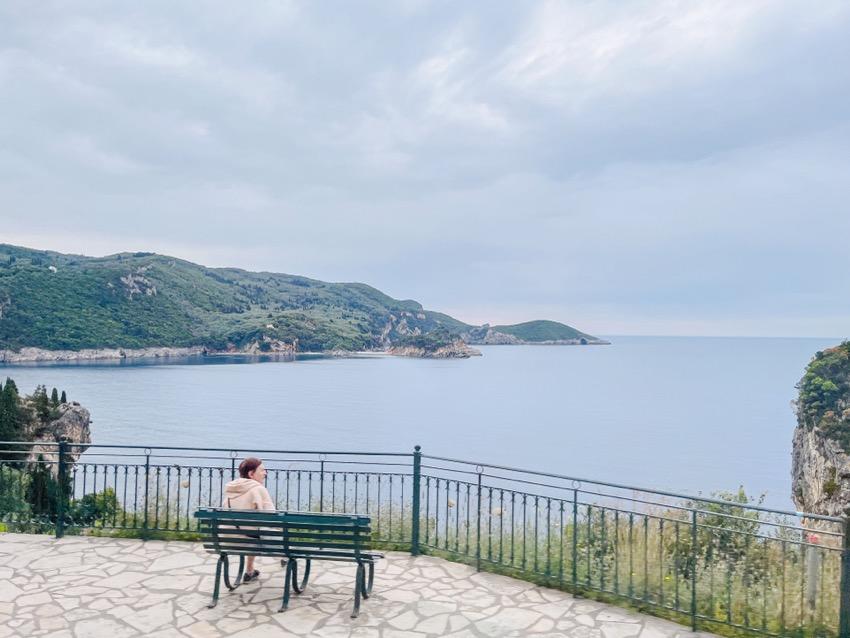 希臘科孚島|Palaiokastritsa 讓人忍不住說聲Mamma Mia的水晶綠海灘 - 飄浮。日常 Palaiokastritsa