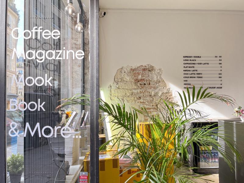 巴黎|不只是咖啡店,也是雜誌店的Bonjour Jacob Coffee - 飄浮。日常 Bonjour Jacob Coffee 門口