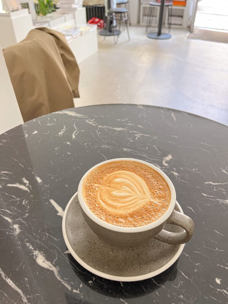 巴黎|不只是咖啡店,也是雜誌店的Bonjour Jacob Coffee - 飄浮。日常 Bonjour Jacob Coffee 卡布奇諾