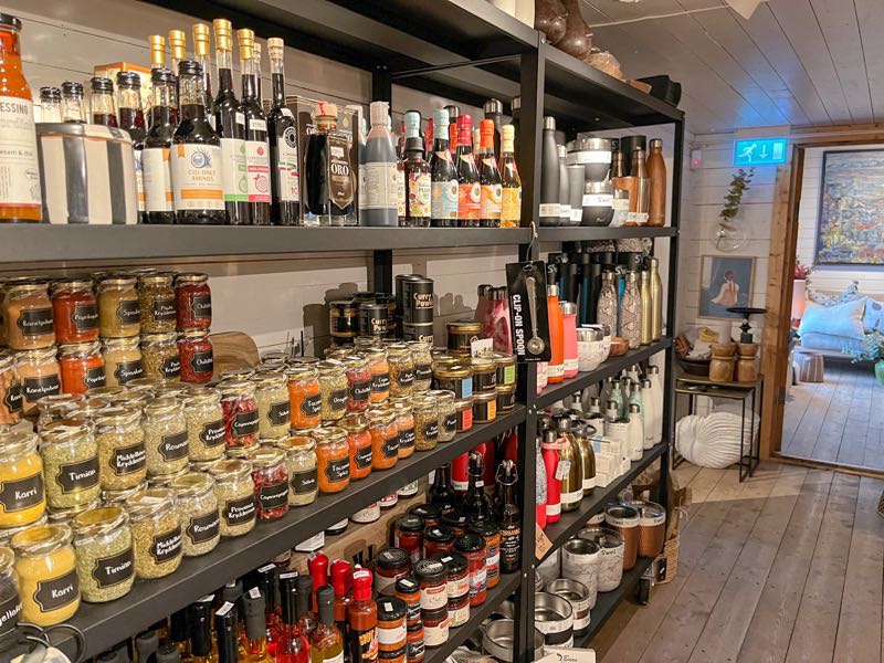 特羅姆瑟|Ersfjordbotn峽灣與Bryggejentene AS岸邊咖啡廳 - 飄浮。日常 Bryggejentene AS 雜貨店