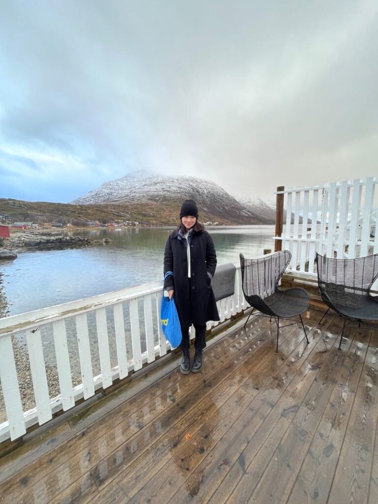 特羅姆瑟|Ersfjordbotn峽灣與Bryggejentene AS岸邊咖啡廳 - 飄浮。日常 Bryggejentene AS 露台