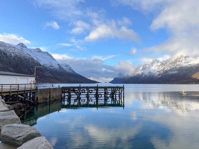 特羅姆瑟|Ersfjordbotn峽灣與Bryggejentene AS岸邊咖啡廳 - 飄浮。日常 Ersfjordbotn 峽灣倒影