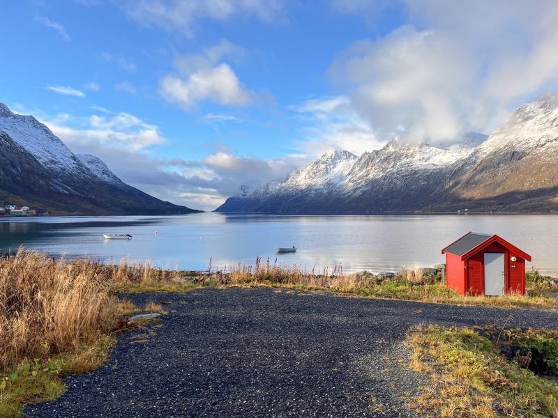特羅姆瑟|Ersfjordbotn峽灣與Bryggejentene AS岸邊咖啡廳 - 飄浮。日常 Ersfjordbotn 可愛房子