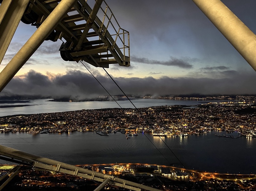 Tromso|特羅姆瑟 Sherpatrappa 健行,冬日北極圈內的第一場雪 - 飄浮。日常 Fjellheisen纜車
