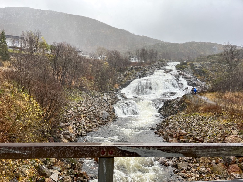 特羅姆瑟|Ersfjordbotn峽灣與Bryggejentene AS岸邊咖啡廳 - 飄浮。日常 Ersfjordbotn 瀑布