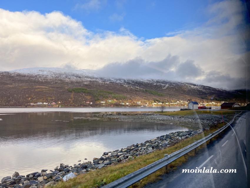 特羅姆瑟|Ersfjordbotn峽灣與Bryggejentene AS岸邊咖啡廳 - 飄浮。日常 通往Ersfjordbotn的路