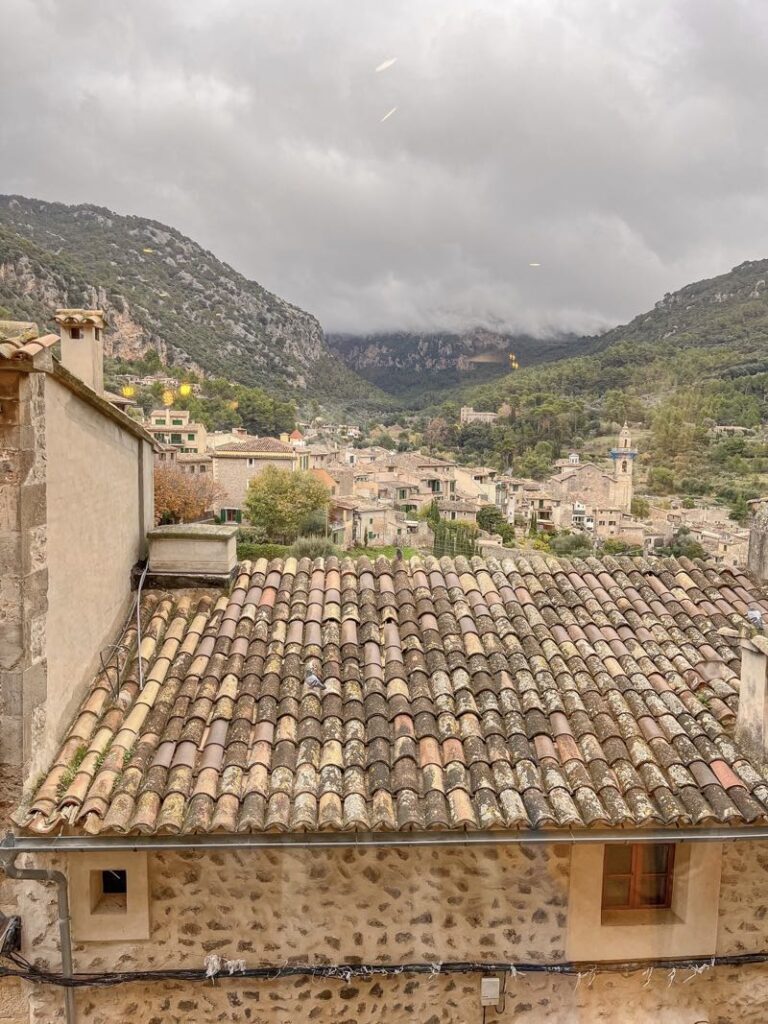 馬略卡島|Valldemossa 法德摩薩小鎮,感受美好山居歲月 - 飄浮。日常 Valldemossa 小鎮景色