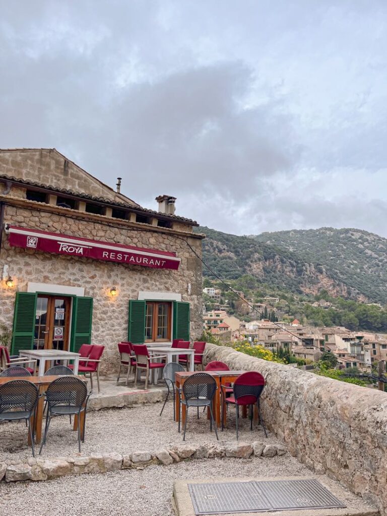 馬略卡島|Valldemossa 法德摩薩小鎮,感受美好山居歲月 - 飄浮。日常 Valldemossa 法德摩薩山景1