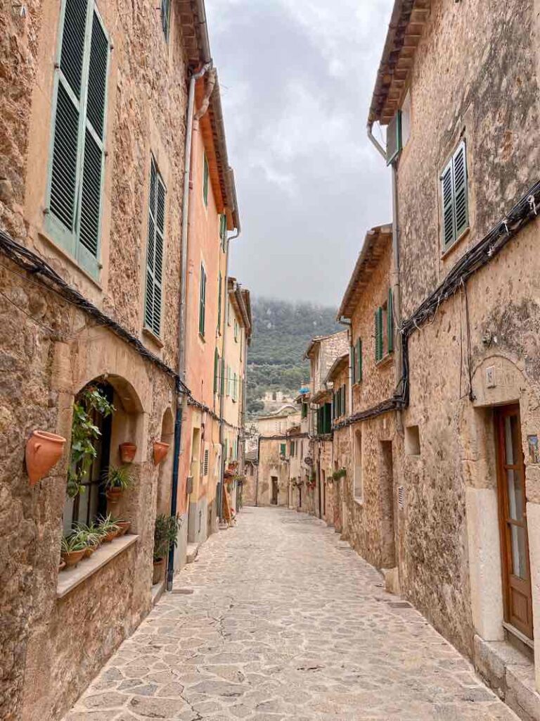 馬略卡島|Valldemossa 法德摩薩小鎮,感受美好山居歲月 - 飄浮。日常 Valldemossa 法德摩薩街景