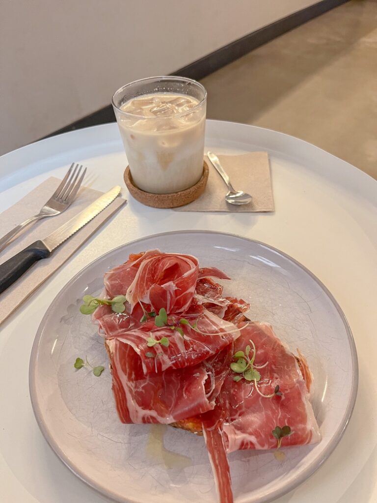 馬略卡島|Surry Hills Coffee 好吃伊比利火腿吐司,給你真的冰拿鐵! - 飄浮。日常 Surry Hills Coffee 伊比利火腿麵包