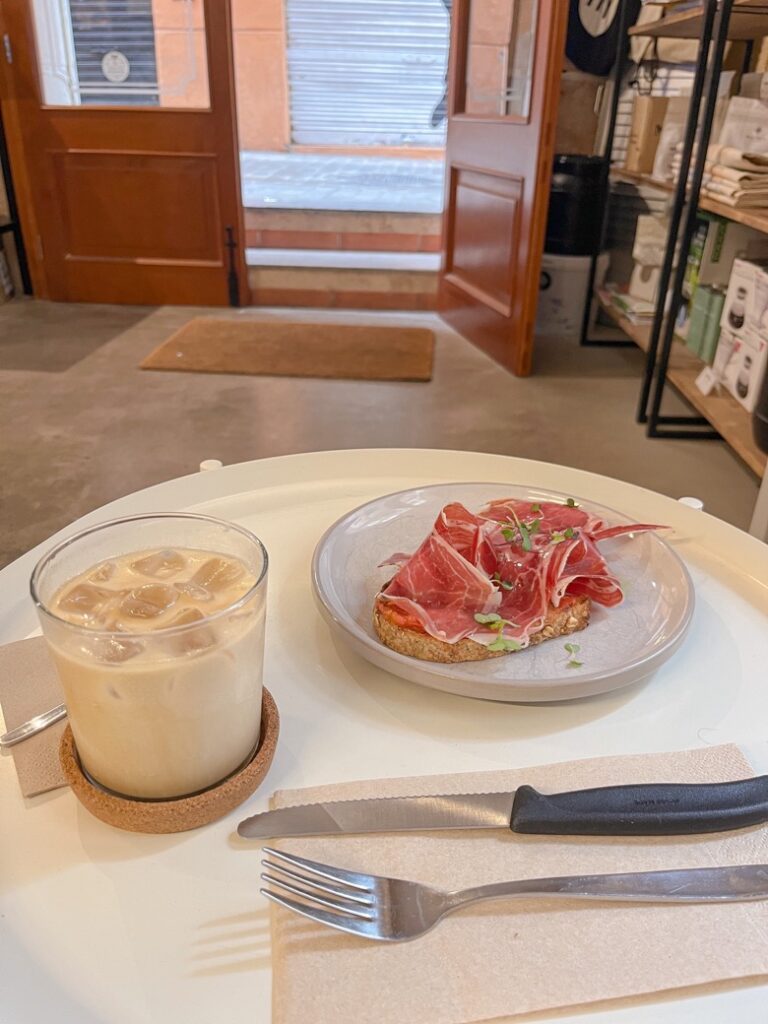馬略卡島|Surry Hills Coffee 好吃伊比利火腿吐司,給你真的冰拿鐵! - 飄浮。日常 Surry Hills Coffee 冰拿鐵