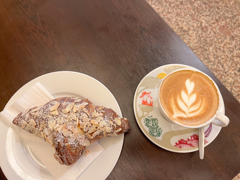 Berlin|Pursuit of Coffee 柏林自製烘焙糕點的鄰里咖啡 - 飄浮。日常 卡布奇諾、可頌