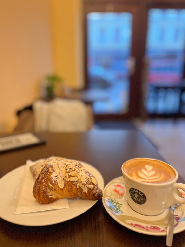 Berlin|Pursuit of Coffee 柏林自製烘焙糕點的鄰里咖啡 - 飄浮。日常 卡布奇諾、可頌