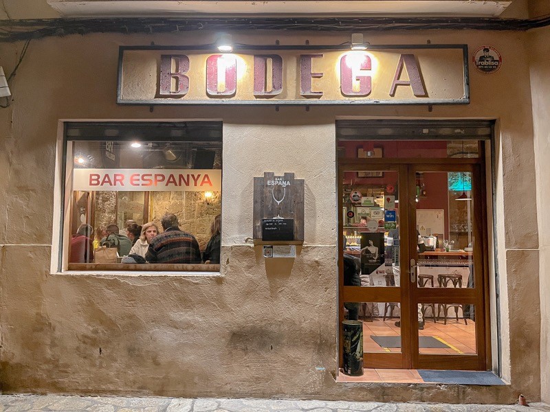 馬略卡島Tapas bar|讓我斜斜地走回家的 Bar España - 飄浮。日常 Bar España 店外