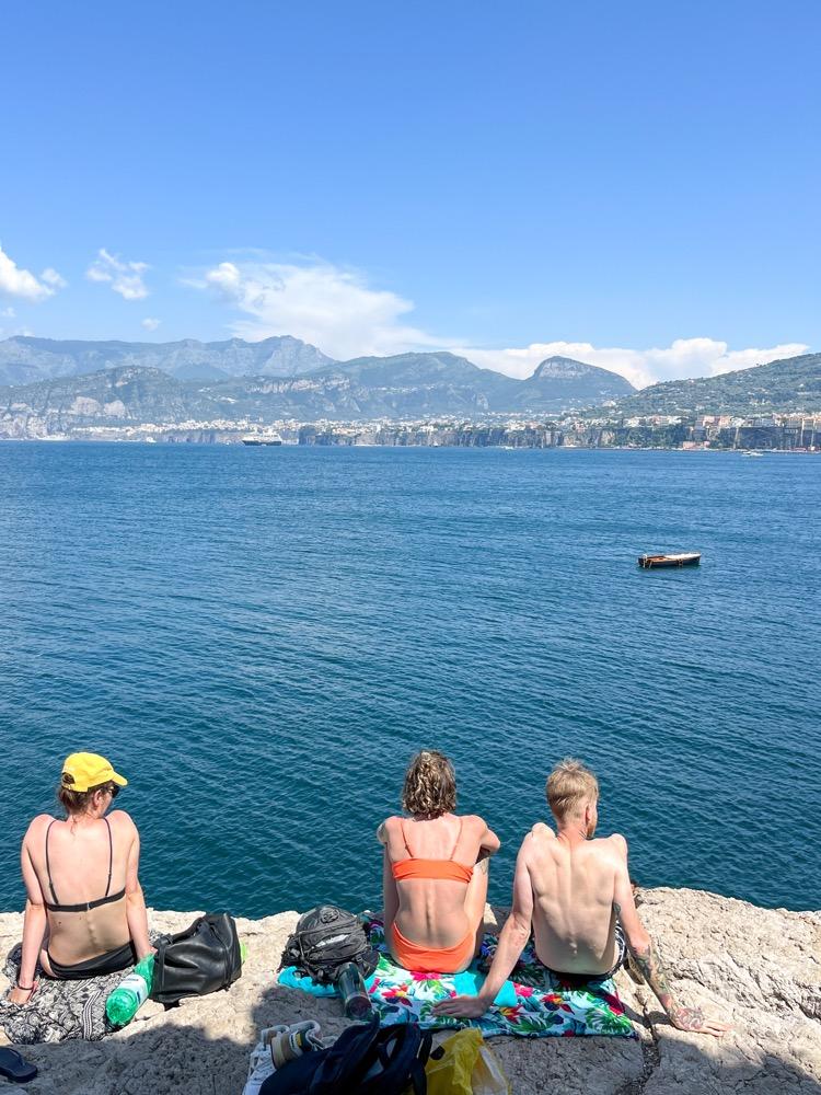 義大利|蘇連多海灘 Bagni Regina Giovanna、Puolo Beach 觸碰最真實的南義夏天 - 飄浮。日常 Bagni Regina Giovanna 曬太陽