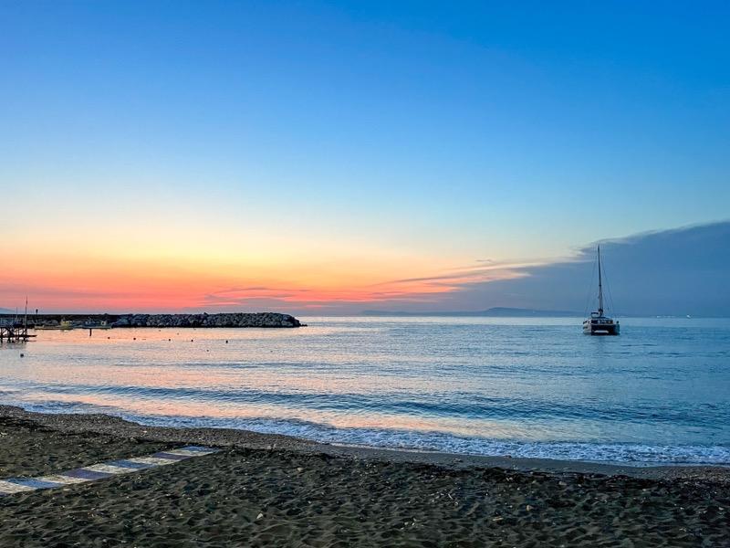 義大利|蘇連多海灘 Bagni Regina Giovanna、Puolo Beach 觸碰最真實的南義夏天 - 飄浮。日常 Puolo Beach 黃昏