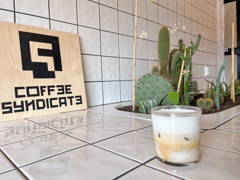 保加利亞|無聊就泡一下午,索非亞咖啡店特輯 - 飄浮。日常 Coffee Syndicate 冰拿鐵