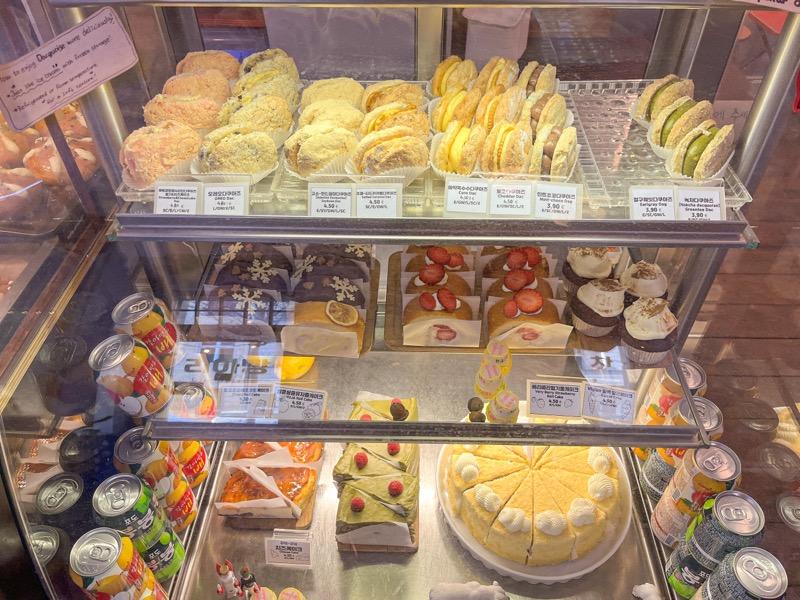 Berlin|想念亞洲甜食?在柏林遇見 LIA PPANG 韓國咖啡廳! - 飄浮。日常 LIA PPANG 蛋糕櫃