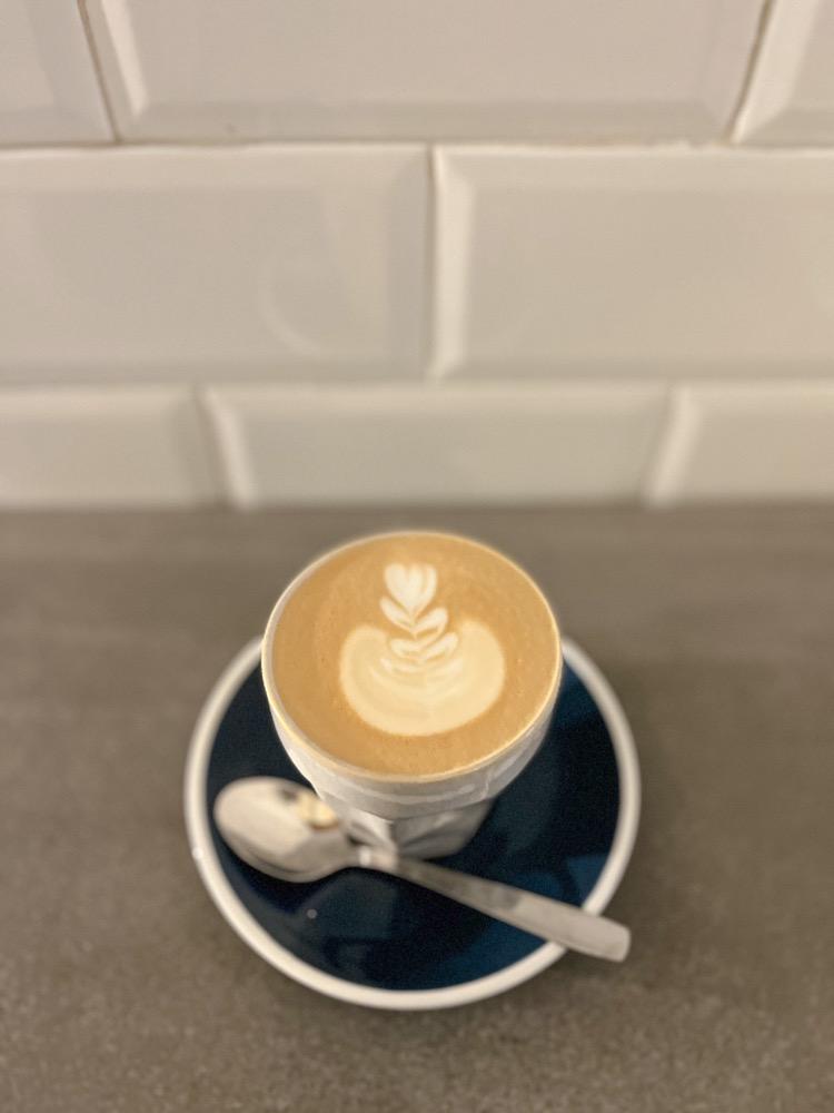 馬爾他|Lot 61 Coffee Roaster 瓦萊塔自烘咖啡,烘焙是藝術也是科學 - 飄浮。日常 Lot 61 Coffee 拿鐵